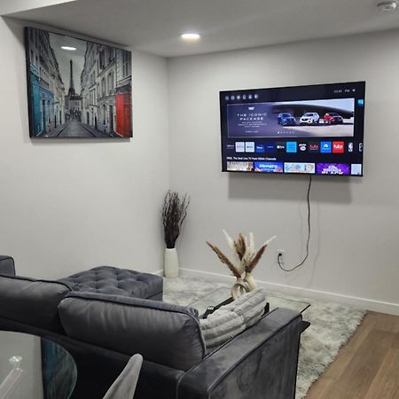 Modern 2 Bedroom Basement Suite At West Edmonton Luaran gambar