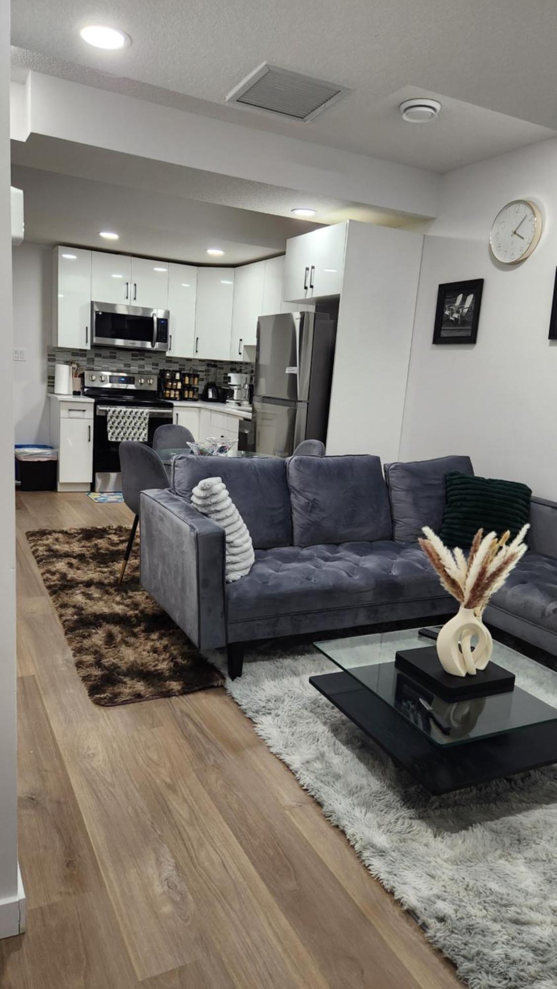 Modern 2 Bedroom Basement Suite At West Edmonton Luaran gambar