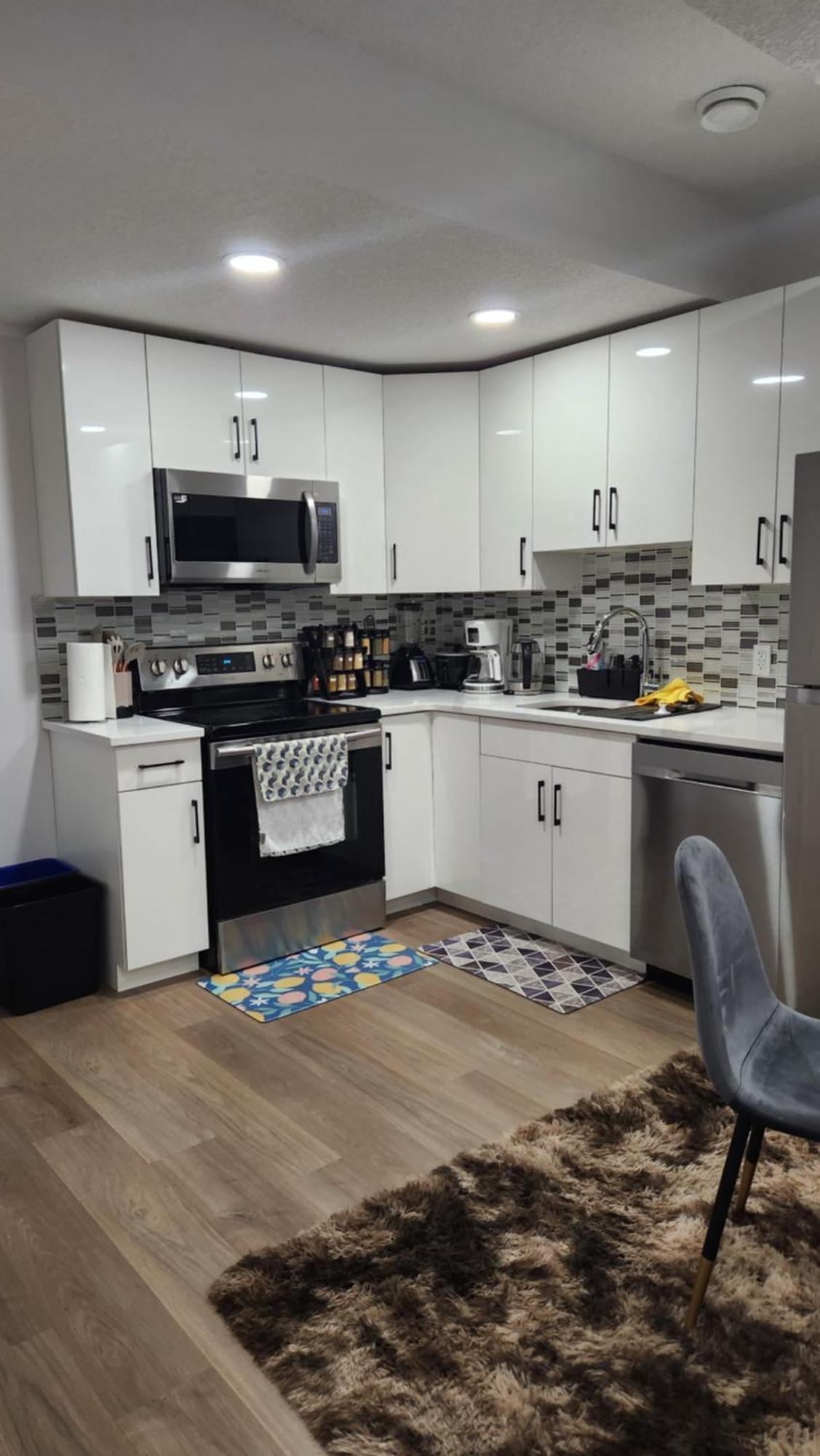Modern 2 Bedroom Basement Suite At West Edmonton Luaran gambar