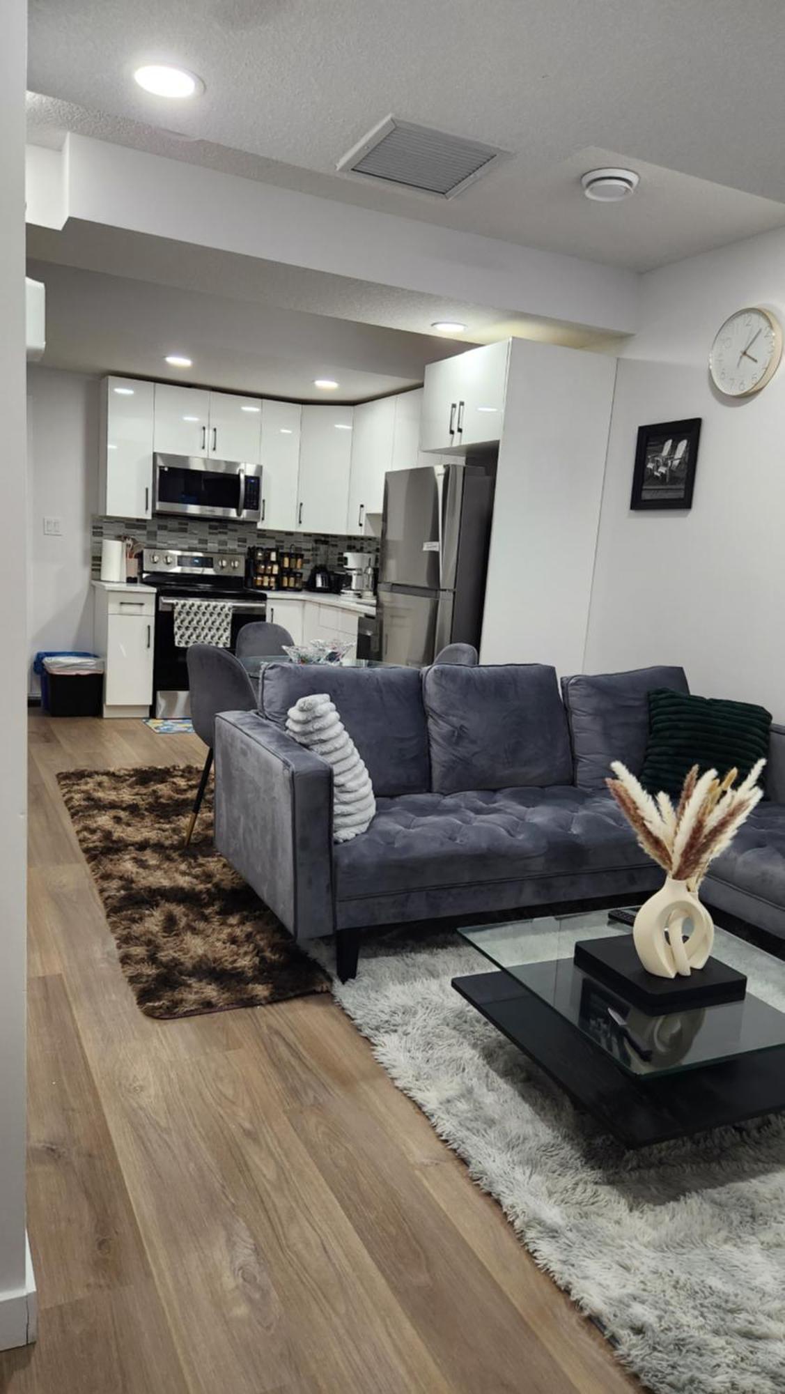 Modern 2 Bedroom Basement Suite At West Edmonton Luaran gambar