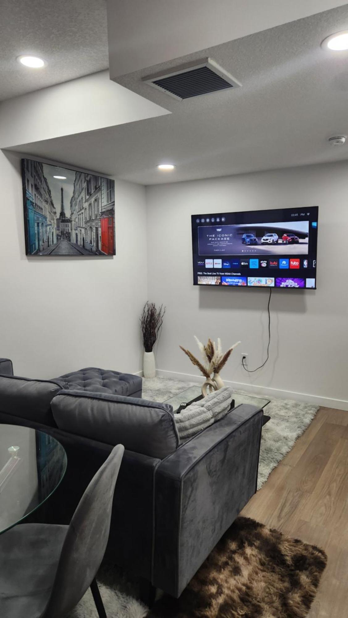 Modern 2 Bedroom Basement Suite At West Edmonton Luaran gambar