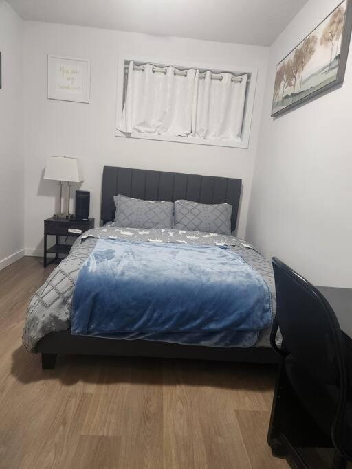 Modern 2 Bedroom Basement Suite At West Edmonton Luaran gambar