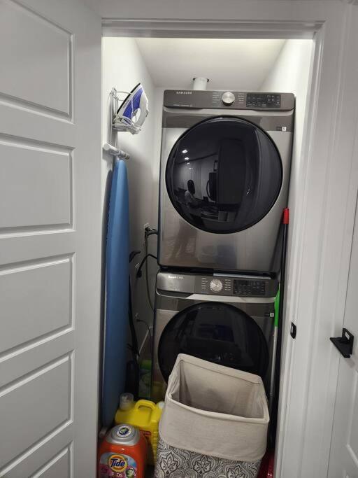 Modern 2 Bedroom Basement Suite At West Edmonton Luaran gambar