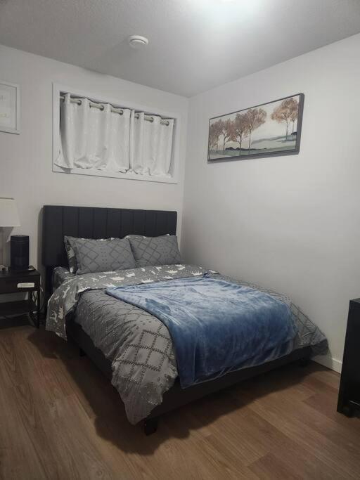Modern 2 Bedroom Basement Suite At West Edmonton Luaran gambar
