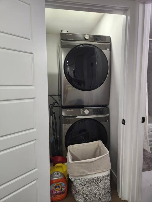 Modern 2 Bedroom Basement Suite At West Edmonton Luaran gambar